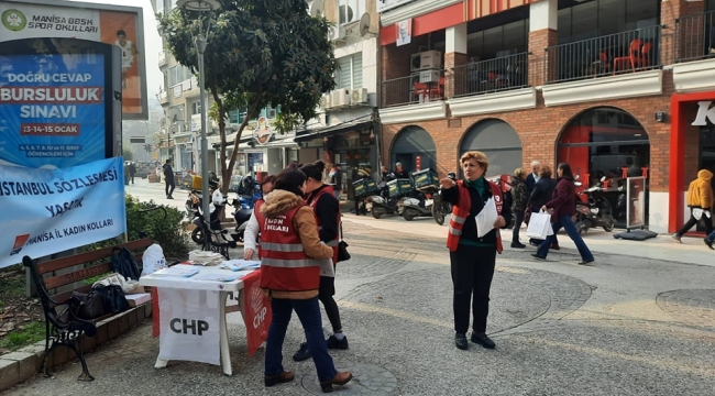 CHP'li kadınlar aile destekleri sigortası broşürü dağıttı.