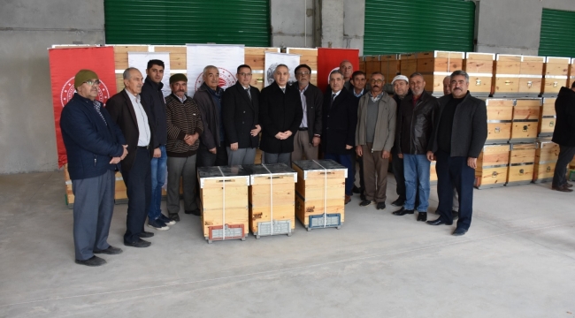 Demirci'de "güçlü kovan güçlü arı "projesi kapsamında 240 kovan dağıtıldı