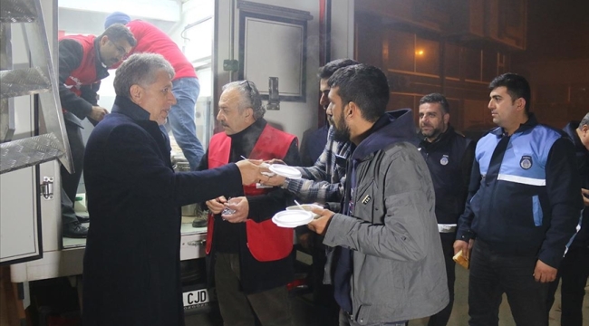 Hatay'da deprem sonrası vatandaşlara çorba dağıtıldı