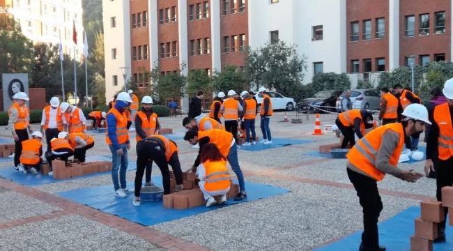 Öğrenciler arasında tuğla örme yarışması