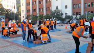 Öğrenciler arasında tuğla örme yarışması