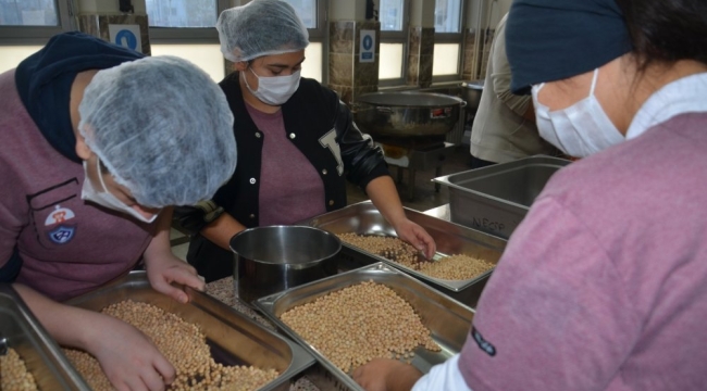 Okul mutfağından 1600 öğrenciye sıcak yemek