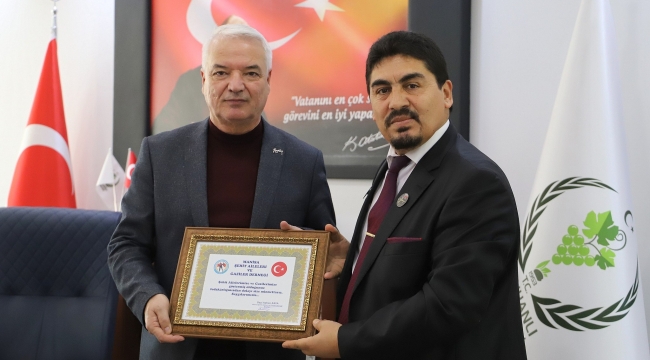 Şehit aileleri ve gaziler derneğinden başkan Bilgin'e plaket.