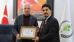 Şehit aileleri ve gaziler derneğinden başkan Bilgin'e plaket.