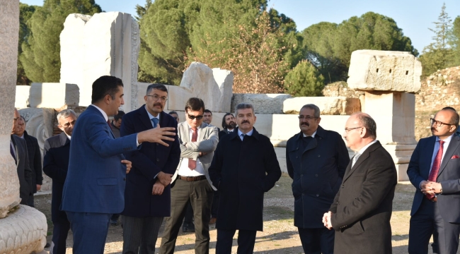 Valiler Sardes antik kentini gezdi.