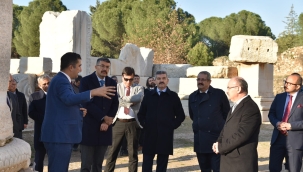 Valiler Sardes antik kentini gezdi.