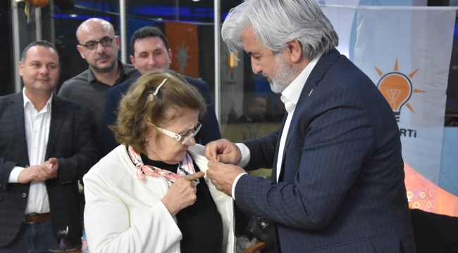 Yeni üyelere rozet takıldı