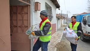 Akhisar'da yoksul vatandaşlara odun dağıtımı