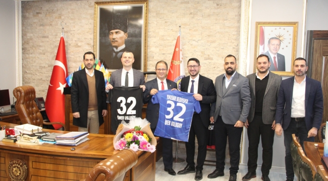 Yunusemre spor kulübü yöneticileri Uslusoy'a forma hediye etti