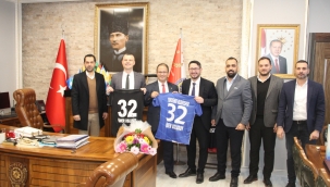 Yunusemre spor kulübü yöneticileri Uslusoy'a forma hediye etti