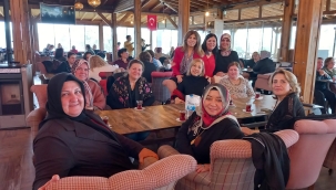 Etkinlikte başkan Ayhan 38 kare fotoğraf çektirdi