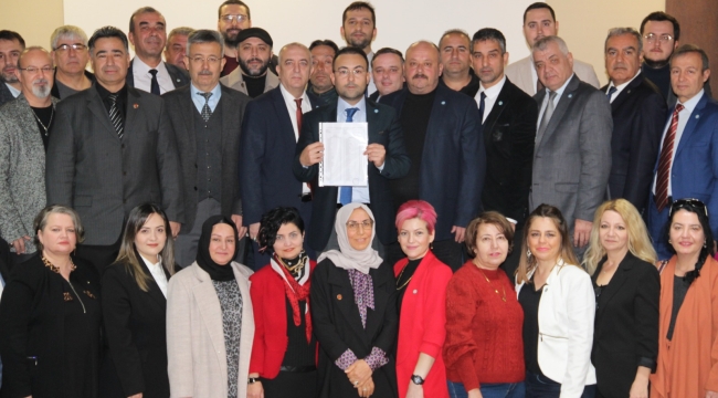 İYİ Parti Manisa il başkanı Av İksir mazbatasını aldı