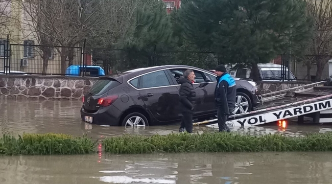Aracında mahsur kalan sürücü ölümden döndü