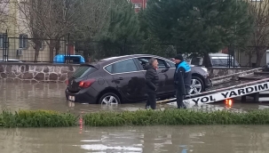 Aracında mahsur kalan sürücü ölümden döndü