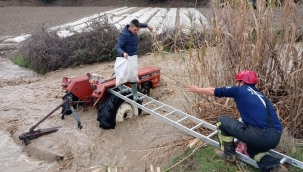 Traktörüyle sel sularına kapılan çiftçinin imdadına itfaiye yetişti