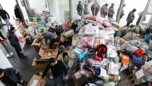 Akhisar belediyesi deprem yardımlarını toplamaya devam ediyor