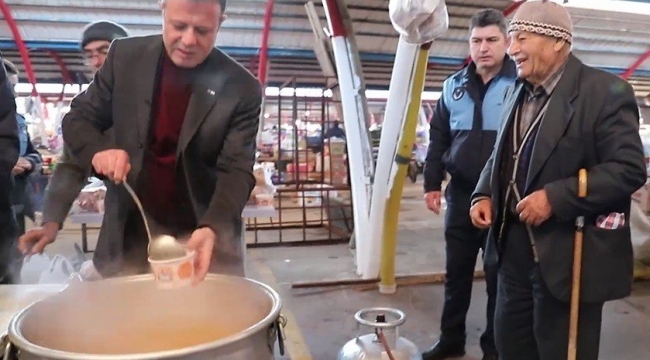 Belediyeden pazarcı esnafının 'içini ısıtan 'çorba ikramı