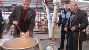 Belediyeden pazarcı esnafının 'içini ısıtan 'çorba ikramı