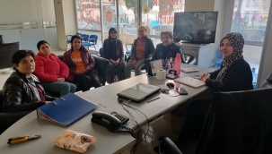 CHP'li kadınlar yurtta kalan afetzede aileleri ziyaret etti