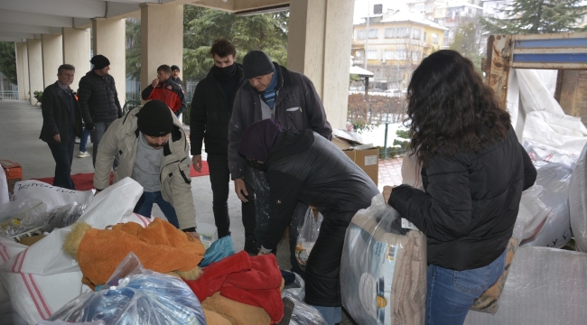 Demirci'de vatandaşlar depremzedeler için yardıma koştu
