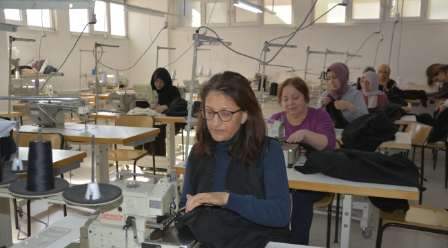 Depremzedeler için 65 kadın polar battaniye dikimi için makine başında