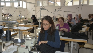 Depremzedeler için 65 kadın polar battaniye dikimi için makine başında