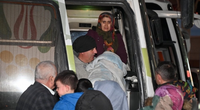 Malatya ve Maraş'tan gelen depremzedeleri yakınları karşıladı