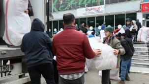 Manisa'dan deprem bölgesine yardımlar sürüyor