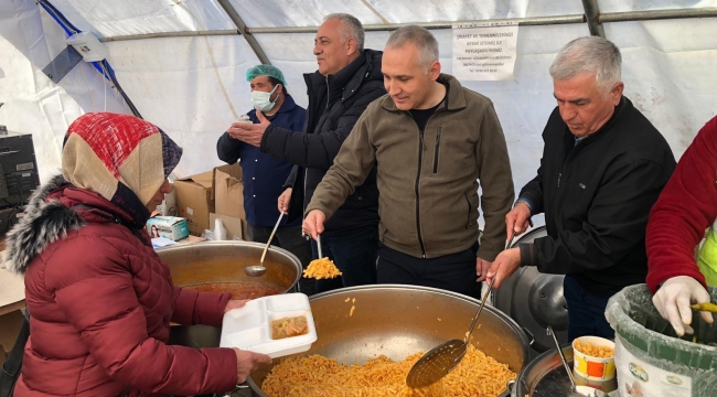 Müdür Öztürk ve Başkan, Öz yemek dağıttı