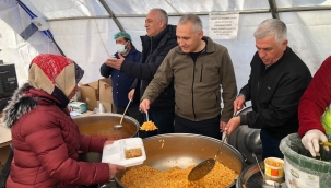 Müdür Öztürk ve Başkan, Öz yemek dağıttı