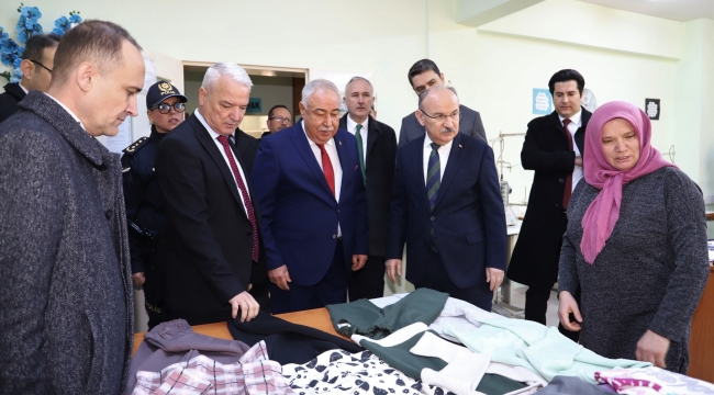 Saruhanlı'da depremzedeler için battaniye ve kıyafet üretiliyor