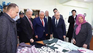 Saruhanlı'da depremzedeler için battaniye ve kıyafet üretiliyor
