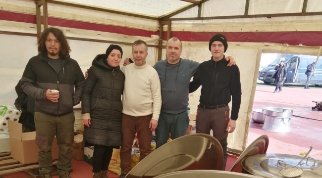 Saruhanlı'lı aşcı ailesiyle depremzedelere yemek yapıyor