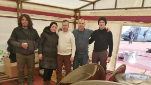 Saruhanlı'lı aşcı ailesiyle depremzedelere yemek yapıyor