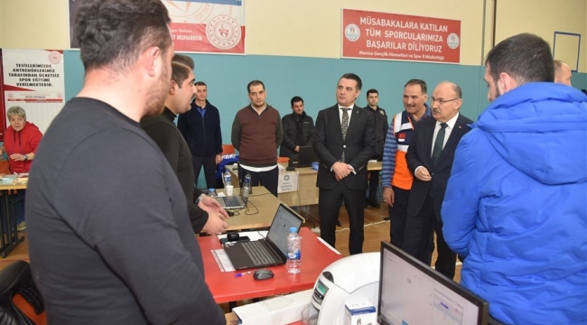 Vali Karadeniz, depremzede kayıt merkezinde