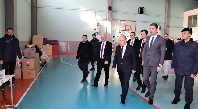 Vali Karadeniz yardım toplama merkezini ziyaret etti