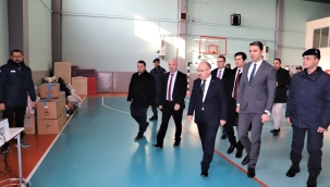Vali Karadeniz yardım toplama merkezini ziyaret etti