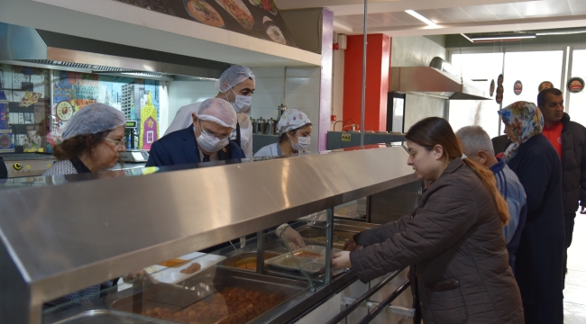 Vali ve eşi depremzedelere yemek dağıttı