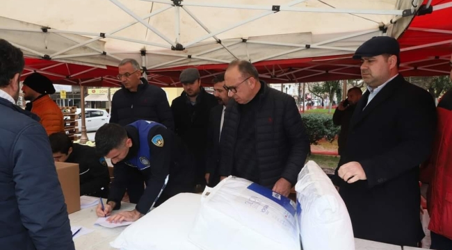 Vatandaşlar yardım için kuyruğa girdi