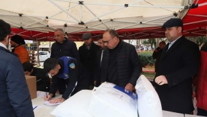 Vatandaşlar yardım için kuyruğa girdi