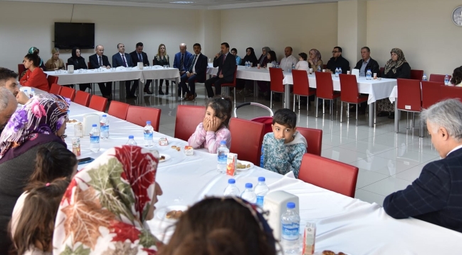 Afetzedeleri ziyaret eden vali Karadeniz 'devlet var gücüyle yanınızda'