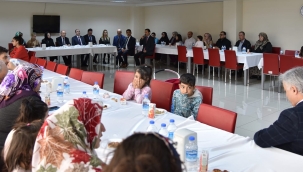 Afetzedeleri ziyaret eden vali Karadeniz 'devlet var gücüyle yanınızda'