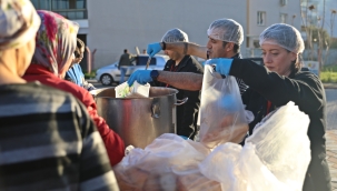 Akhisar belediyesi 8.noktada 3200 kişiye iftar yemeği