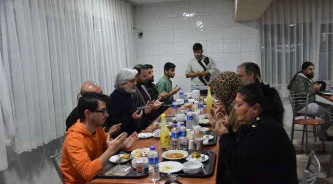 Başkan Hızlı öğrencilerle iftar açtı