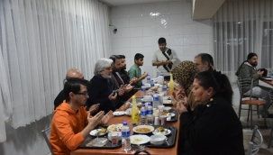 Başkan Hızlı öğrencilerle iftar açtı