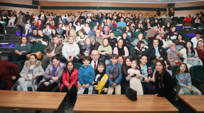 Çocuk tiyatrosu deprezede çocuklar için sahne aldı