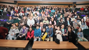 Çocuk tiyatrosu deprezede çocuklar için sahne aldı