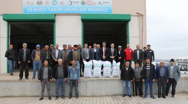 Demirci'de 41 üreticiye nohut tohumu dağıtıldı