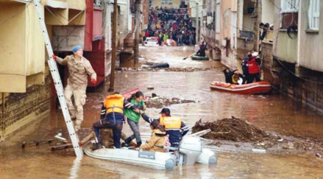 Deprem vurdu sel boğdu:14 vatandaş yaşamını yitirdi