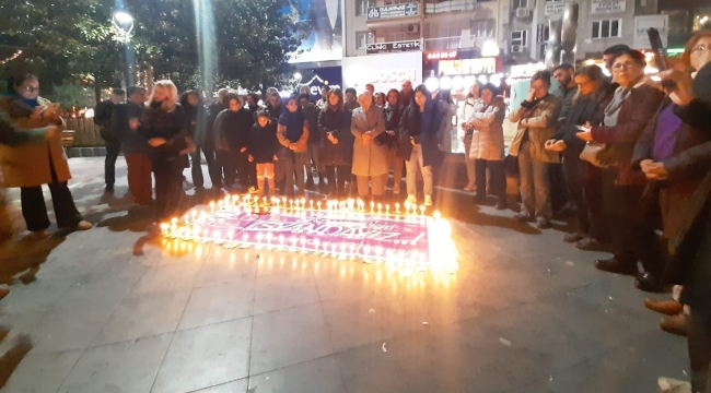 Depremde yaşamını yitirenler kadınlar anısına mumlar yakıldı